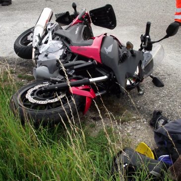 Verkehrsunfall – Motorrad bei Kreuz