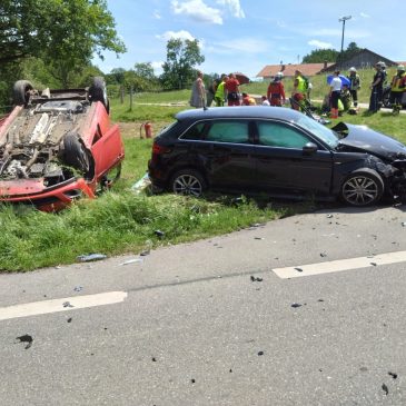 Einsatzreiche Stunden für die Feuerwehr Glonn: Verkehrsunfälle und Hubschrauberlandung.